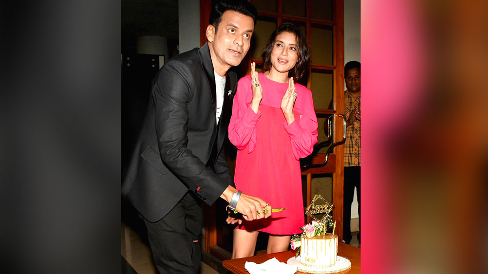 মনোজের সঙ্গে নেহার আলাপ ১৯৯৮ সালে। সে বছর ‘করীব’ এবং ‘সত্য’ মুক্তি পেয়েছিল কয়েক দিনের ব্যবধানে। এক পার্টিতে নেহাকে প্রথম দেখেন মনোজ। পরে এক সাক্ষাৎকারে তিনি বলেছিলেন তেল জবজবে চুল আর ভারী চশমায় পার্টিতে বেমানান ছিলেন নেহা।