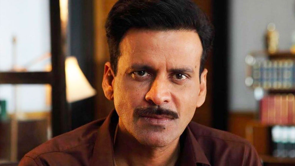 তাছাড়া মনোজ সে সময় থাকতেন মুম্বই। তাঁর স্ত্রী থাকতেন বিহারে, তাঁদের পৈতৃক বাড়িতে। ফলে নানা বিষয় ঘিরে সমস্যা দেখা দিচ্ছিল। ১৯৯৫ সালে ভেঙে যায় মনোজের প্রথম বিয়ে।