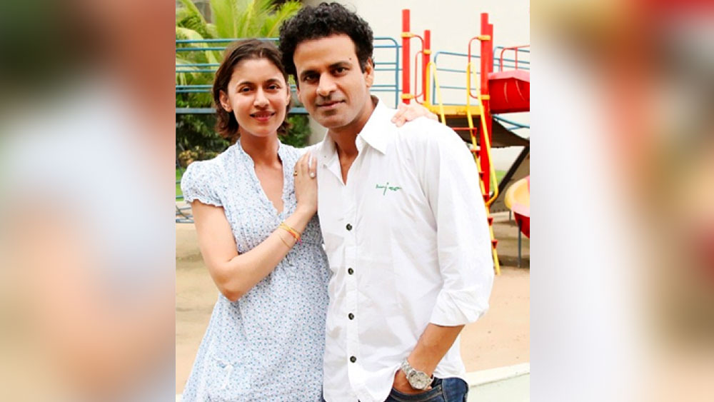 কাজের দুনিয়াকে দু’জনে ঘরের চৌকাঠের ওপারেই রাখতে পছন্দ করেন এই দম্পতি। টিনসেল টাউনের রোশনাই থেকে দূরে নতুন জীবন উপভোগ করছেন ববি দেওল, হৃতিক রোশনের নায়িকা।