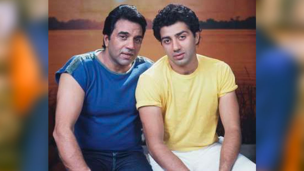 এই ‘এতিম’ ছবি নিয়ে অনেক আশা ছিল ধর্মেন্দ্রর। তিনি ভেবেছিলেন এই ছবির হাত ধরেই ঘুরে দাঁড়াবে তাঁর ছেলের কেরিয়ার। কিন্তু ‘এতিম’ ফ্লপ করায় তিনি হতাশ হয়ে পড়েন।