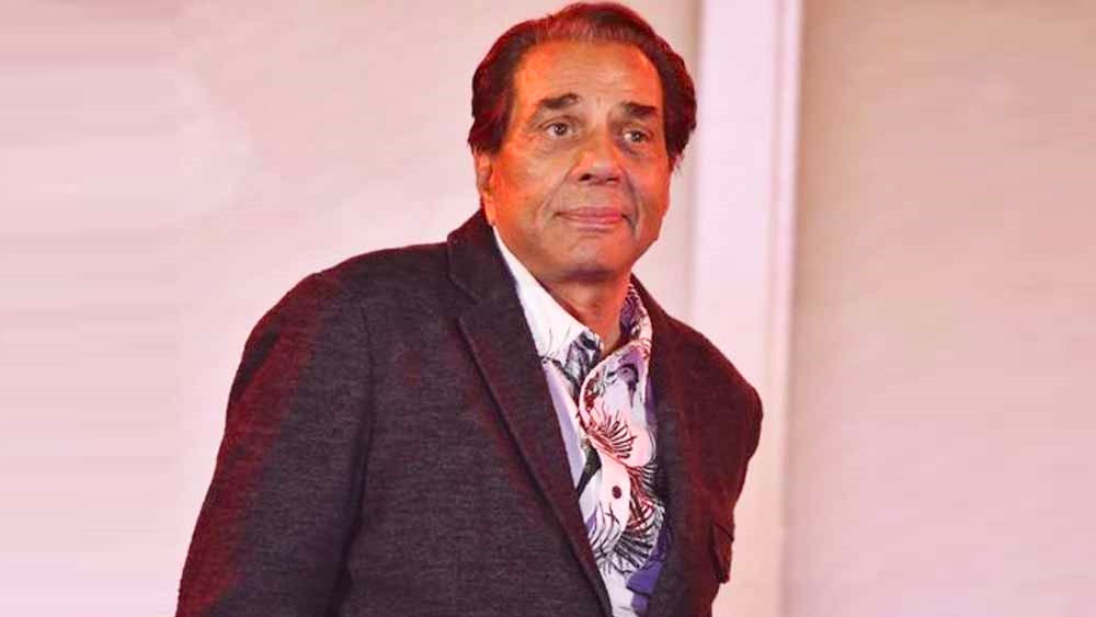 কিন্তু ধর্মেন্দ্র দেখলেন, তীরে এসেও প্রায় তরী ডুবতে বসার অপেক্ষা। কারণ রাজকুমার সন্তোষীর ছবিতে ইতিমধ্যেই মিঠুন চক্রবর্তী অভিনয় করবেন বলে ঠিক হয়ে গিয়েছে।