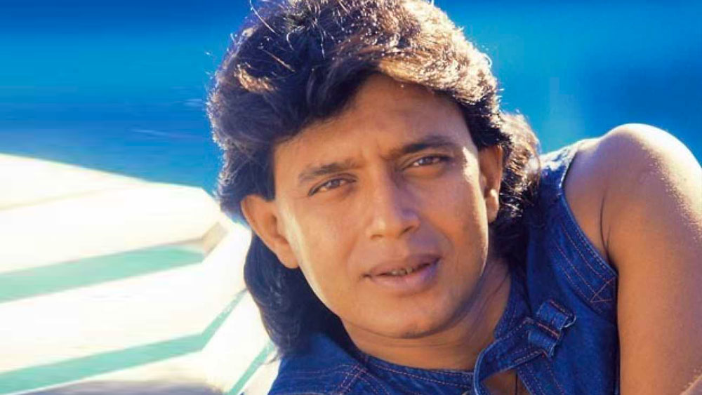 কিন্তু ধর্মেন্দ্র হাল ছাড়়লেন না। তিনি সরাসরি দেখা করলেন মিঠুনের সঙ্গে। অনুরোধ করলেন, সই করা হয়ে গেলেও তিনি যেন এই ছবিতে অভিনয় না করেন।