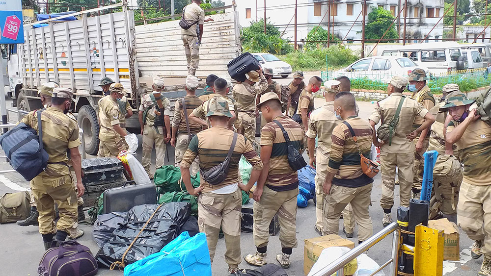 ট্রাক থেকে নামছেন জওয়ানেরা। পুরুলিয়া স্টেশনে সোমবার। নিজস্ব চিত্র