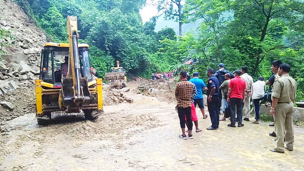 শিলিগুড়ি-সেবক ৩১ নম্বর জাতীয় সড়কে। সারাইয়ের কাজ করছেন পি ডব্লিউ ডি কর্মিরা। ছবি: স্বরূপ সরকার