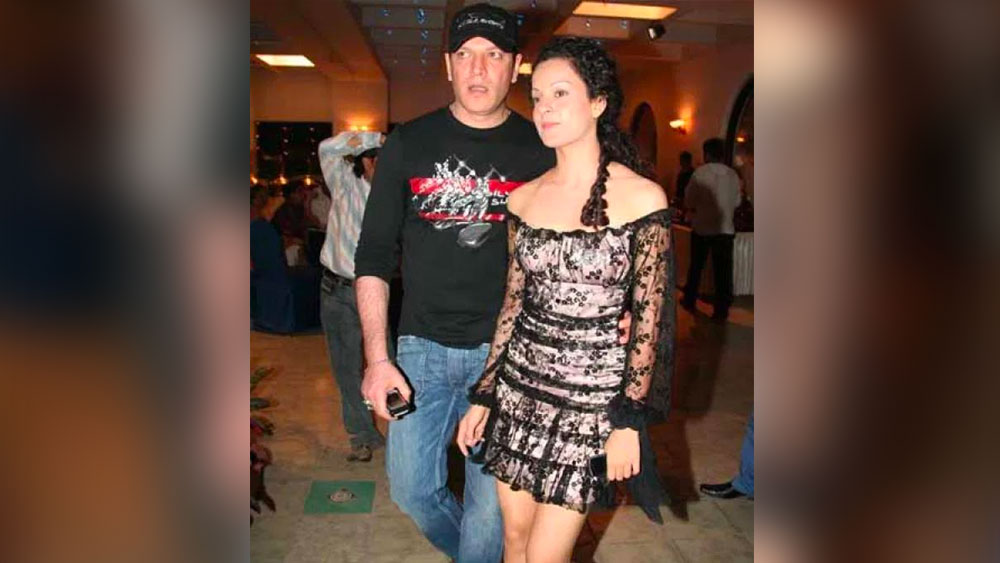 কঙ্গনার কথায় এমন অনেক রাত কেটেছে রাতে খাবারটুকু জোটেনি তাঁর। জোটেনি শোবার জায়গাও। আর সেই সুযোগের ‘ফায়দাই’ নাকি নিয়েছিলেন বলিউডের বেশ কিছু বড় নামধারীরা।

কী করবেন, কোথায় থাকবেন, কী ভাবে পরিচিতি বানাবেন তা নিয়ে কঙ্গনা যখন একেবারে নাজেহাল ঠিক তখনই কঙ্গনার পরিচয় হয় অভিনেতা-প্রযোজক আদিত্য পাঞ্চোলীর সঙ্গে।