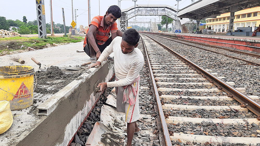 খাগড়াঘাট স্টেশনে প্ল্যাটফর্ম সংস্কার। ছবি: গৌতম প্রামাণিক