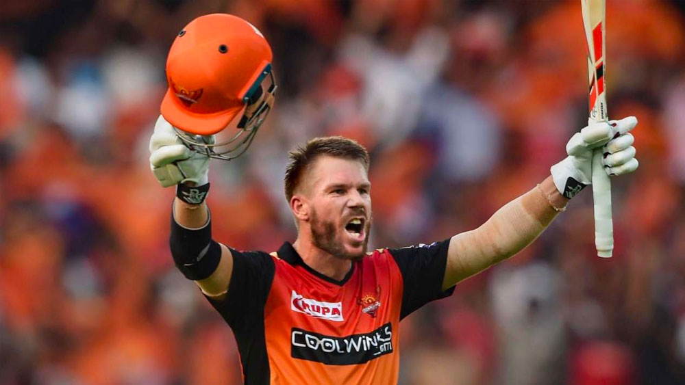 ব্যাট হাতে আইপিএল দাপানো অভ্যাসে পরিণত করেছেন ডেভিড। ২০১৯ আইপিএলে সর্বোচ্চ রান (৬৯২) সংগ্রাহক তিনি। প্রিমিয়ার লিগে প্রথম ২০ রান সংগ্রাহদের মধ্যে ওয়ার্নারের ব্যাটিং গড় সব থেকে বেশি (৪৩.১৭)। ৪৭ ম্যাচে হায়দরাবাদকে নেতৃত্ব দিয়েছেন তিনি। জিতেছেন ৫৫.৩ শতাংশ ম্যাচ।