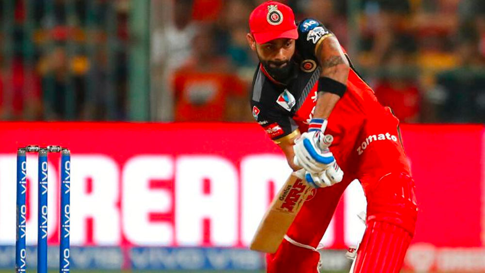 প্রতি বছরই কোহালির ব্যাঙ্গালোরকে নিয়ে উন্মাদনা থাকে চরমে। কিন্তু সিজন শেষে ট্রফির স্বপ্ন অধরাই থেকে যায়। ১১০টি ম্যাচে রয়্যাল চ্যালেঞ্জার্সকে নেতৃত্ব দিয়েছেন তিনি। কিন্তু জিতেছেন মাত্র ৪৪.৫ শতাংশ ম্যাচে। নিন্দুকেরা বলেন, ভারতের অধিনায়কত্ব করার সময় তিনি পাশে পেয়েছেন মহেন্দ্র সিংহ ধোনি ও রোহিত শর্মার মতো ক্রিকেট মস্তিষ্ককে। ব্যাঙ্গালোরে সেই অভাব কী প্রকট?