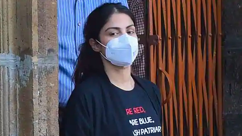 রিয়া চক্রবর্তীর দিকে অভিযোগের আঙুল তোলা নিয়েও তৈরি হয়েছে বিতর্ক। দ্বিধাবিভক্ত হয়েছে বলিউড। ১৮ জুন সুশান্তের প্রেমিকা রিয়া চক্রবর্তীকে প্রথম তলব করে মুম্বইয়ের বান্দ্রা পুলিশ। তাঁর বয়ান রেকর্ডও করা হয়। মঙ্গলবার গ্রেফতার করা হয় তাঁকে।