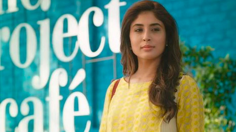 অভিনেত্রী কৃতিকা কামরা লেখেন, ''রক্তের নেশা আর ঘৃণা, প্রচারমাধ্যম সাফল্যের সঙ্গে এমন একটা জায়গায় নিয়ে এসেছে সবাইকে। আমরা কিছুই দেখি না, শুনি না, অনুভব করি না।''