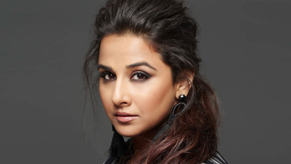 রিয়ার এই টি শার্টের ক্যাপশন টুইট করেন বিদ্যা বালন, কুব্রা শেঠ। কুব্রা আগেও রিয়ার প্রতি বিদ্বেষ, সামাজিক বুলিংকে সমর্থন করেননি।