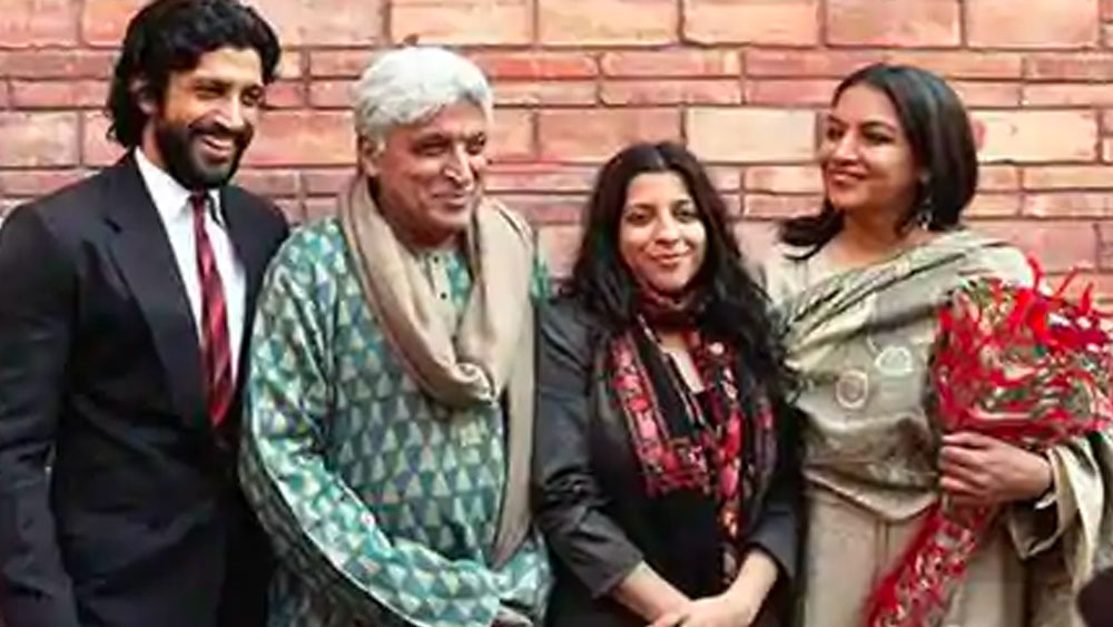 রিয়ার প্রতি ছড়িয়ে পড়া ঘৃণা, বিচারের আগেই রিয়াকে দোষী বানিয়ে দেওয়ার এই ‘চল’-কে ফারহান আখতার, জোয়া আখতার, শাবানা আজমিও সমর্থন জানাননি। তাঁরাও পোস্ট করেন টি শার্টের এই ক্যাপশনটি।