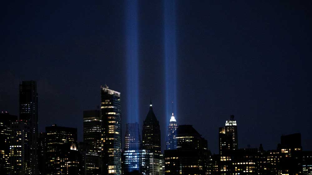 ৯/১১ হামলার ১৯-তম বর্ষপূর্তিতে হাডসন নদীর তীরে নিউ ইয়র্ক শহরের আকাশরেখা। লেজার রশ্মিতে তৈরি করা হয়েছে ‘টুইন টাওয়ার’।