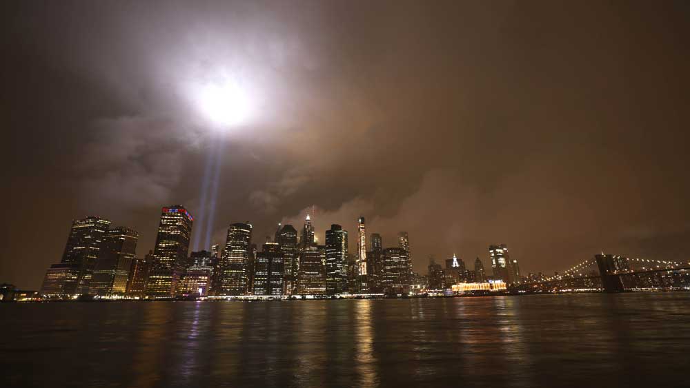 ৯/১১ হামলার বর্ষপূর্তির আগের রাতে নিউ ইয়র্ক শহর।