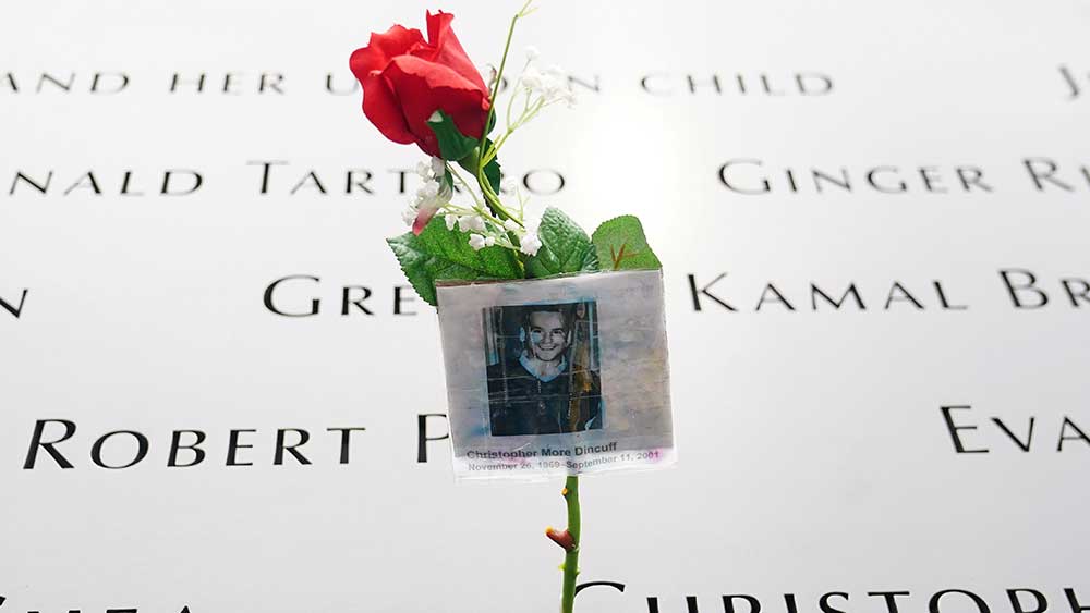 দু’দশক আগের হামলায় নিহতের স্মৃতিতে লাল গোলাপের ভালবাসা।