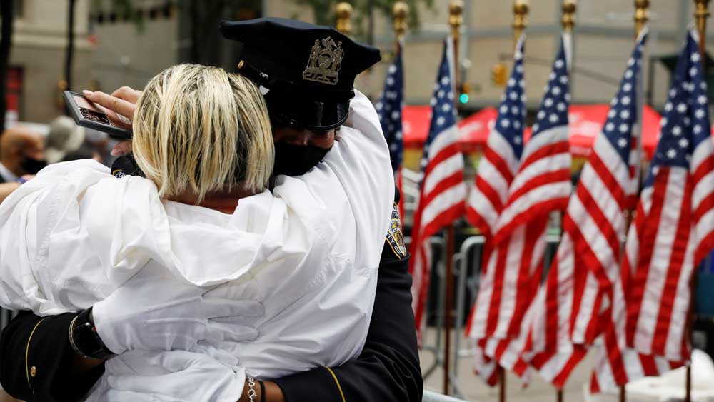 মিলে গেলেন স্বজন হারানো দু’জন।