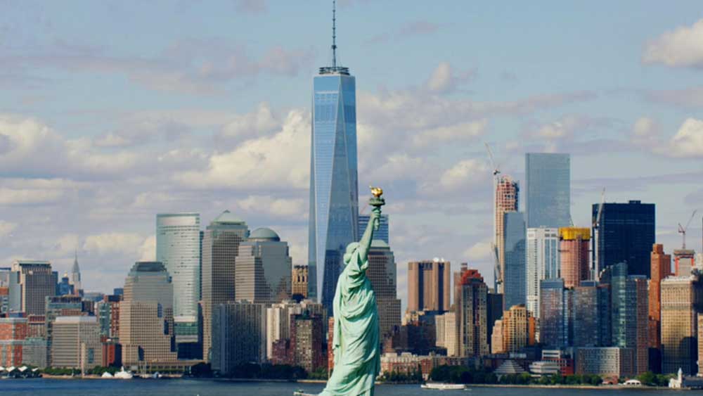 স্ট্যাচু অব লিবার্টির পটভূমিতে মাথা তুলেছে নতুন ওয়ার্ল্ড ট্রেড সেন্টার।