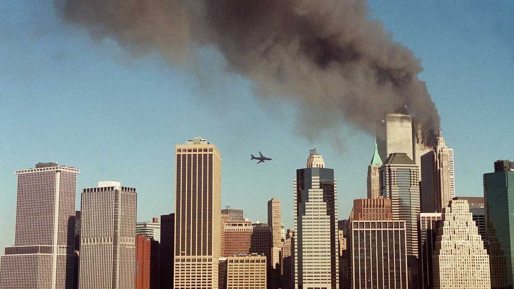 টুইন টাওয়ারের দ্বিতীয়টির দিকে ধেয়ে যাচ্ছে দ্বিতীয় আত্মঘাতী বিমান।