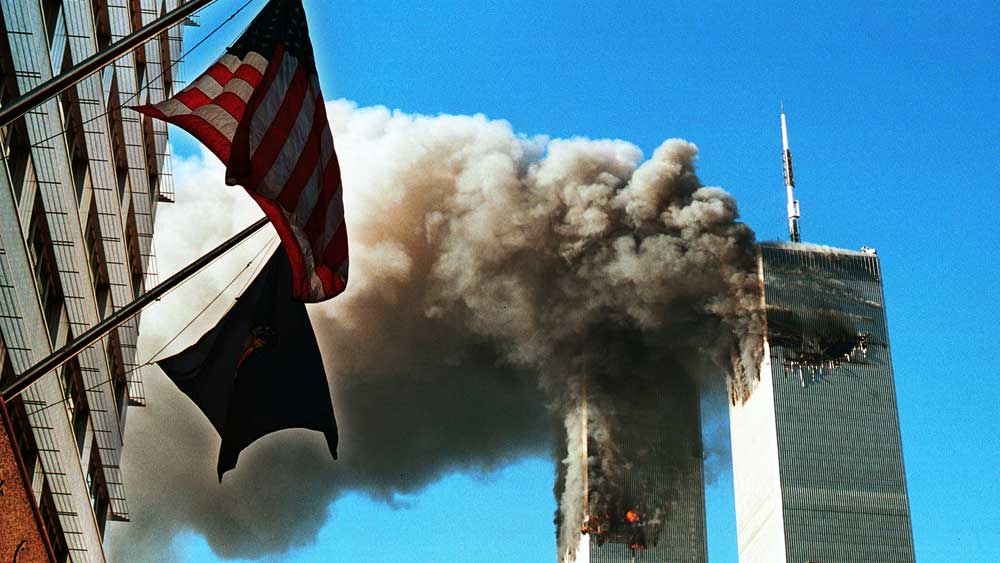 দু’টি টাওয়ারেই তত ক্ষণে ঢুকে পড়েছে দু’টি বিমান।