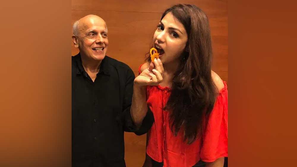 রিয়া এবং মহেশ ভট্টের সম্পর্কটা ঠিক কী রকম? মহেশ কি রিয়ার গডফাদার? তাঁরা কি ভাল বন্ধু? নাকি নেহাতই সন্তানস্নেহে রিয়াকে দেখেন মহেশ? এমন প্রশ্ন আগে উঠলেও এই অভিনেতার কথা কিন্তু খুব একটা শোনা যায়নি।