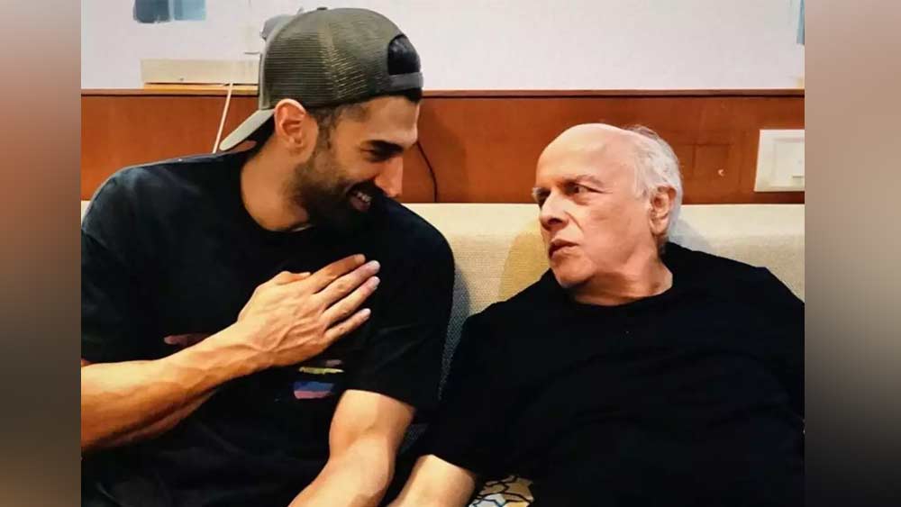 মহেশ ভট্ট ক্যাম্পের সঙ্গে এই অভিনেতার ভাল সম্পর্ক। সম্প্রতি ‘সড়ক ২’ ছবিতে তাঁকে দেখাও গিয়েছে। ‘আশিকি-২’-এর নায়কও তিনি। এ বার নিশ্চয় বুঝতে পারছেন তিনি কে।