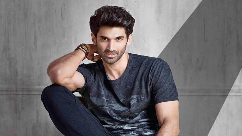 রিয়ার সঙ্গে তাঁর আলাপও কর্মসূত্রেই ২০১২ সাল নাগাদ। কারণ দু’জনেই ছিলেন ভিডিয়ো জকি। ইনি আদিত্য রয় কপূর।