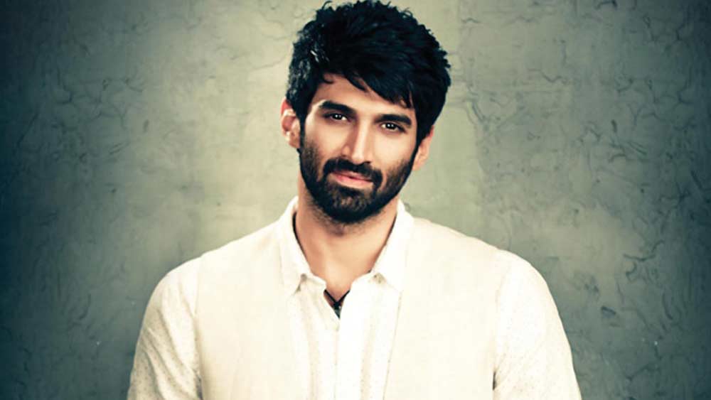 তবে সুশান্ত রহস্যমত্যু ও মাদক কাণ্ডে বার বার অভিযোগের আঙুল ওঠার পরে যখন বলিউডের বেশ কয়েক জন যখন রিয়ার পাশে এসে দাঁড়িয়েছেন, তখন আশ্চর্যজনক ভাবে চুপ ‘বন্ধু’ আদিত্য।