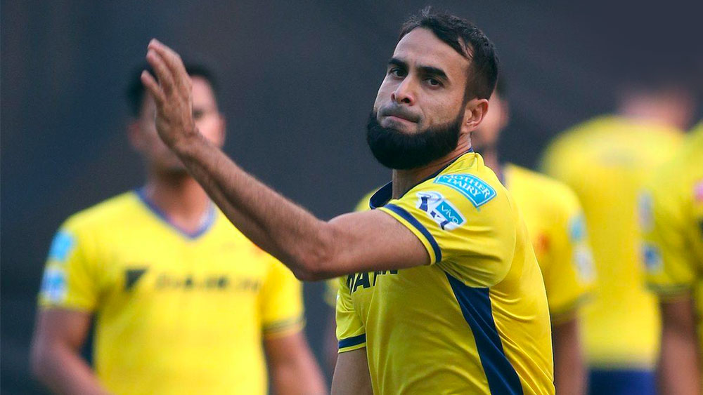 ইমরান তাহির— হরভজন সিংহ নিজেকে সরিয়ে নিয়েছেন আইপিএল থেকে। তাই ইমরান তাহির ধোনির সেরা অস্ত্র হতে পারেন। বিশ্বকাপের উদ্বোধনী ম্যাচে তিনি বোলিং ওপেন করে চমকে দিয়েছিলেন। শুধু নতুন বল হাতে প্রথম ওভার করাই নয়, দ্বিতীয় বলে উইকেটও তুলে নিয়েছিলেন তিনি। সেই ইমরান তাহিরকে দিয়ে ধোনি যদি বোলিং ওপেন করান অবাক হওয়ার কিছু থাকবে না। গত বার ১৭ ম্যাচ থেকে ২৬ উইকেট নিয়েছিলেন তাহির। এ বারও তাঁর থেকে উইকেট চাইছেন সিএসকে ভক্তরা।