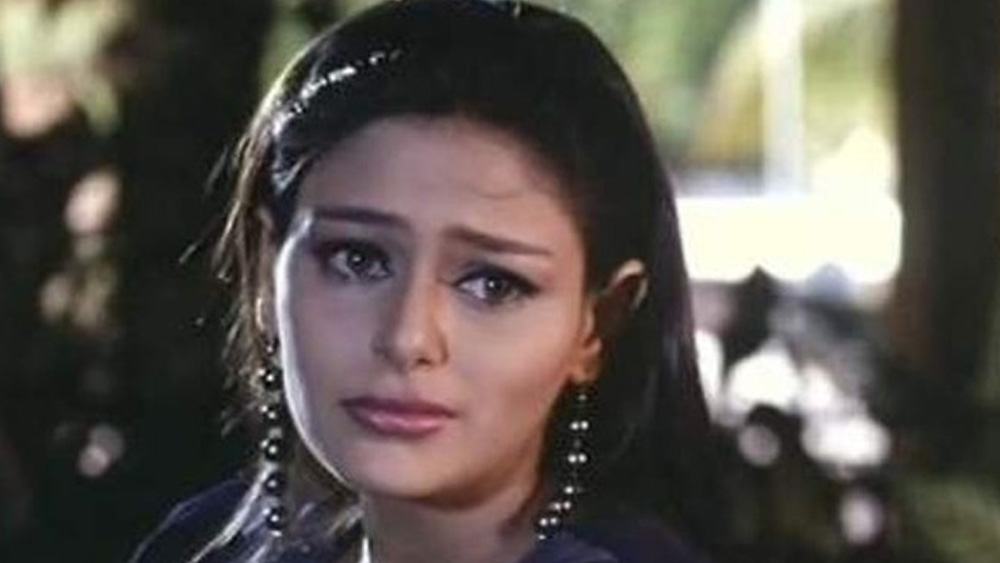 দশ বছর পরে নতুন মুখ এসে সরিয়ে দেয় পুরনো অভিনেত্রীদের। সেই পরিস্থিতি এড়িয়ে যাওয়ার জন্য নিজের থেকেই ইন্ডাস্ট্রি ছেড়ে চলে যান তিনি।