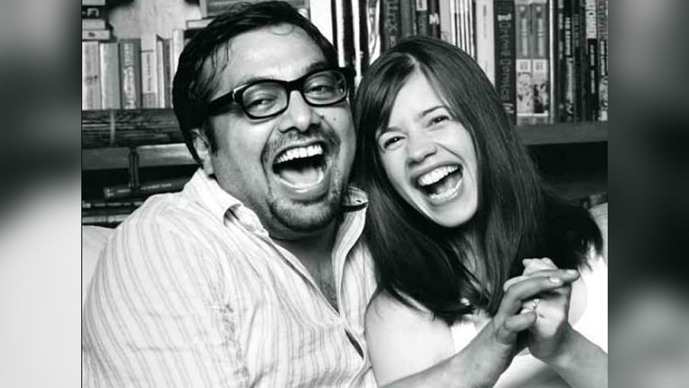 ‘দেব ডি’ ছবির সময় ক্রমে গাঢ় হয় অনুরাগ-কল্কি সম্পর্ক। তখন অনুরাগ বিবাহিত এবং এক কন্যাসন্তানের বাবা। নিজের ইউনিটের সম্পাদক আরতি বজাজ ছিলেন তাঁর প্রথম স্ত্রী। আরতিকে ছেড়ে কল্কির সঙ্গে লিভ ইন শুরু করেন অনুরাগ।