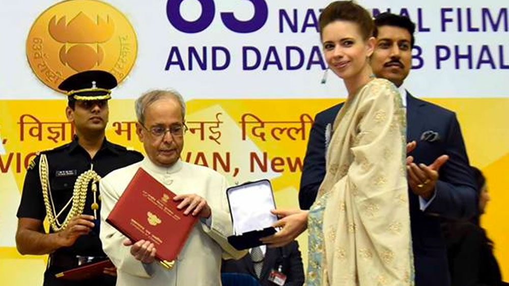 কেরিয়ারে হাজারো প্রতিবন্ধকতার পরেও কল্কি নিজের অবস্থান থেকে সরেননি। কসমেটিক সার্জারি করে নিজের চেহারা পরিবর্তন করেননি। আঁকড়ে ধরে থেকেছেন নিজের অভিনয় ক্ষমতাকেই। ২০১৫ সালে মুক্তি পাওয়া ছবি ‘মার্গারিটা উইথ এ স্ট্র’-এর জন্য তিনি সম্মানিত হন জাতীয় পুরস্কারে।