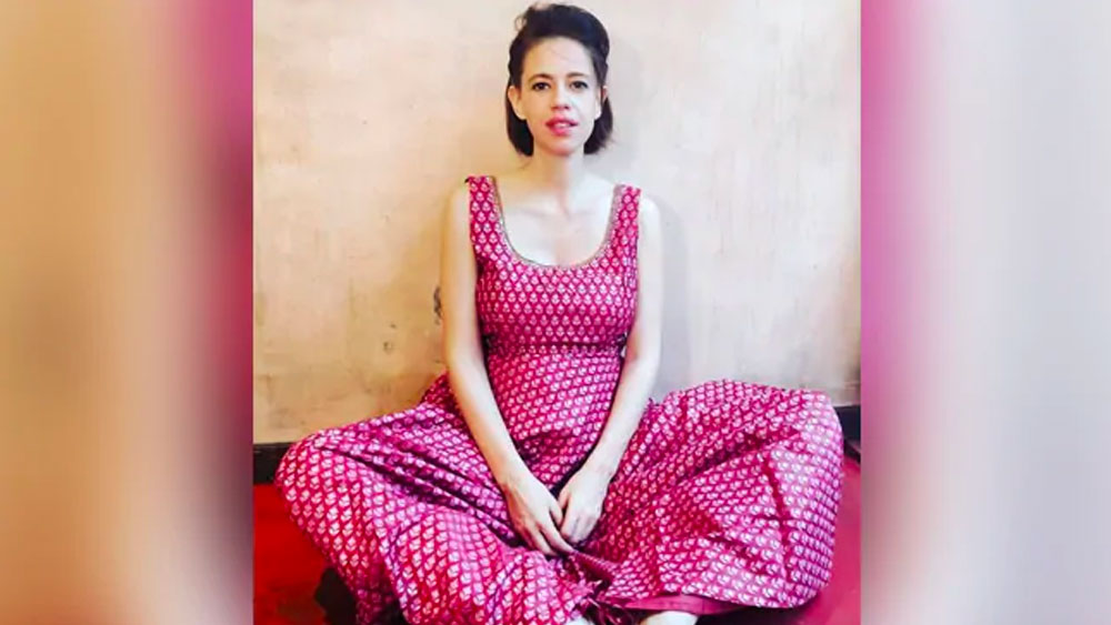 তবে এই সম্পর্ক অনেক দিন গোপন রেখেছিলেন কল্কি। হঠাৎই একদিন জানিয়েছিলেন তাঁর অন্তঃস্বত্ত্বা অবস্থার কথা। সন্তানের বাবা কে, এই প্রশ্নে সোশ্যাল মিডিয়ায় ট্রোলড হয়েছেন কল্কি। কিন্তু তাতেও ভেঙে পড়েননি। 