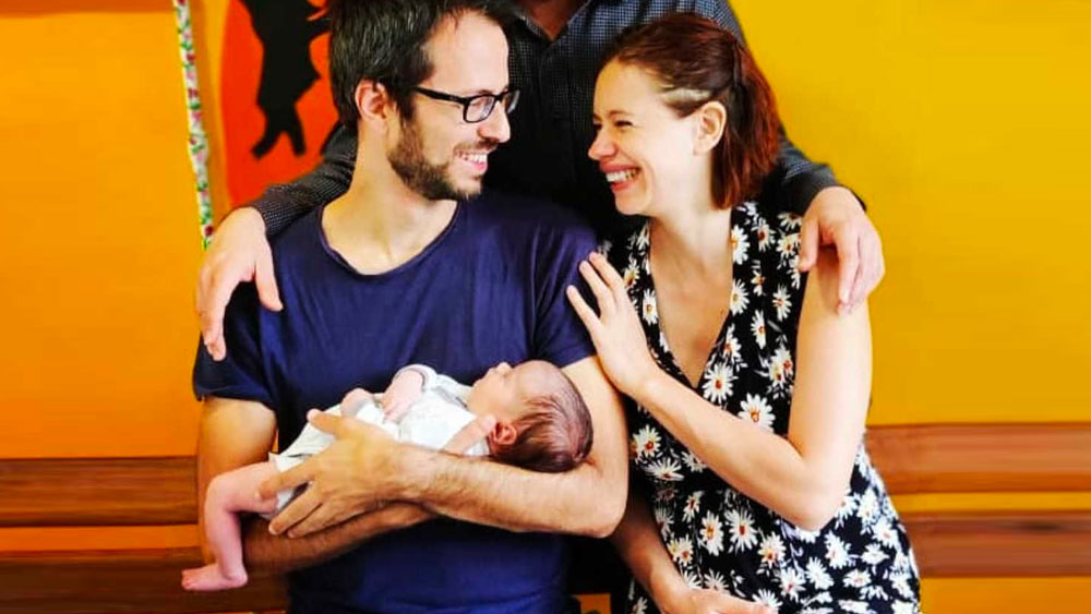 চলতি বছরেই মা হয়েছেন কল্কি। সোশ্যাল মিডিয়ায় শেয়ার করেছেন তাঁর কন্যাসন্তান এবং  বয়ফ্রেন্ড হার্সবার্গের ছবিও। মাতৃত্বের নতুন ভূমিকা উপভোগ করছেন কল্কি। 