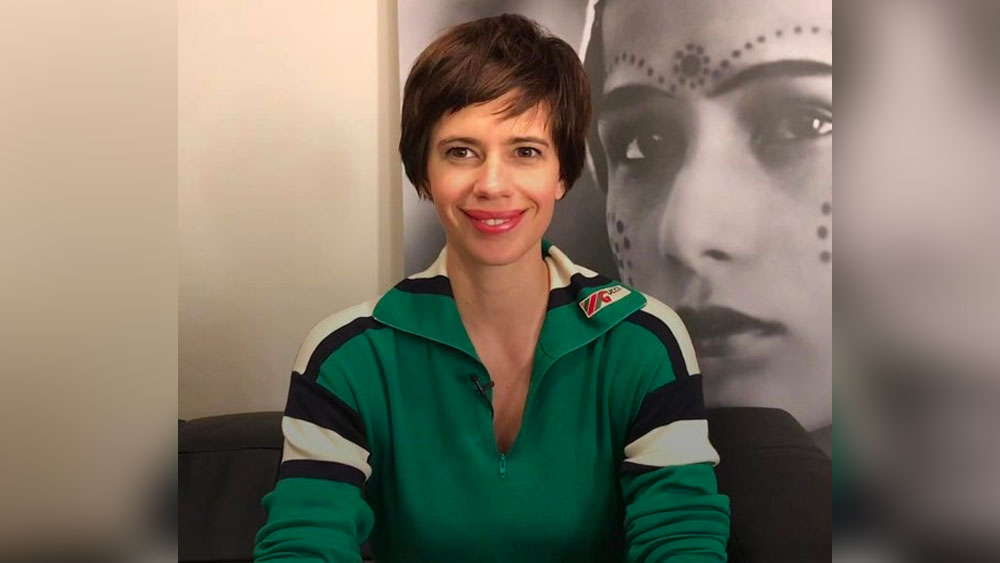 দু’ বছর আগে সোশ্য়াল মিডিয়ায় আলোচনার বিষয় হয়েছিল কল্কির হেয়ারকাট। কেন এই নতুন সাজ? প্রশ্ন করেছিলেন অনেকেই। কল্কির সোজাসাপটা উত্তর, ‘হাতে কোনও কাজ নেই। তাই কাটিয়ে ফেললাম চুল। অনেক দিনের ইচ্ছে ছিল এরকম হেয়ারকাট। এ বার সেই ইচ্ছেও পূরণ হয়ে গেল।’