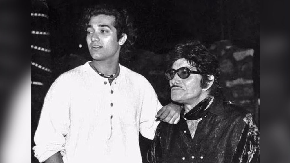 অতীত দশকের সুপারস্টার রাজকুমার নিজের নাম পরিবর্তন করেছিলেন। কুলভূষণ পণ্ডিত থেকে অভিনয়জীবনে তিনি পরিচিত হন রাজকুমার নামে। ঠিক সেরকমই রুপোলি দুনিয়ায় পা রাখার সময় তাঁর ছেলে পুরু কুলভূষণ পণ্ডিত হয়ে গেলেন পুরু রাজকুমার।