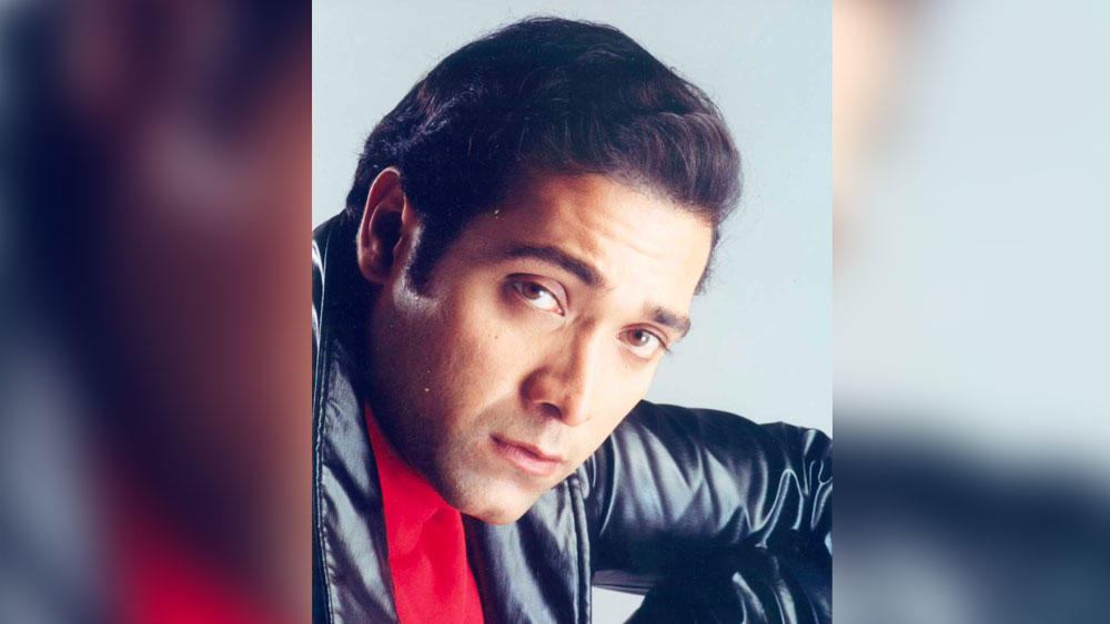 পুরুর জন্ম ১৯৭০ সালের ৩০ মার্চ। উচ্চশিক্ষার জন্য তিনি পাড়ি দিয়েছিলেন বিদেশে। পেনসিলভেনিয়ার গেটিসবার্গ বিশ্ববিদ্যালয়ে তাঁর বিষয় ছিল অর্থনীতি, মনোবিজ্ঞান এবং নাটক।