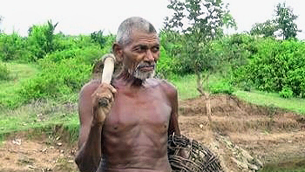 লড়াকু: ঝুড়ি, কোদাল নিয়ে লউঙ্গী ভুইয়াঁ।