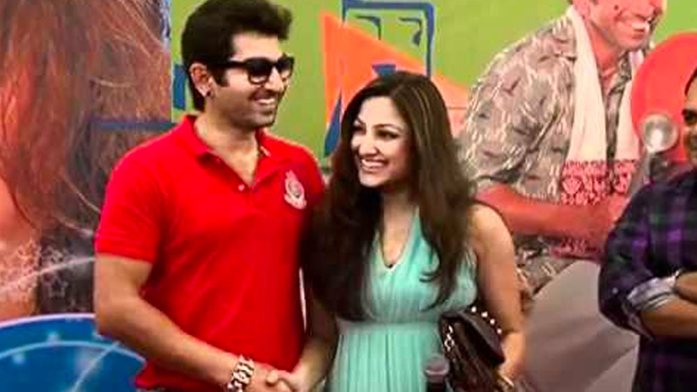 সুপারহিট হয়েছিল ছবির গানও। রেডিয়ো থেকে পুজো প্যান্ডেল—‘ও বন্ধু তুমি শুনতে কি চাও’-এর কাছে হার মেনেছিল সমসাময়িক বাকি সব সুর। সেই সময়ের বাংলা ছবির প্লে ব্যাক গানের মরা গাঙে স্রোত এনেছিল জনপ্রিয় এই গানটি।