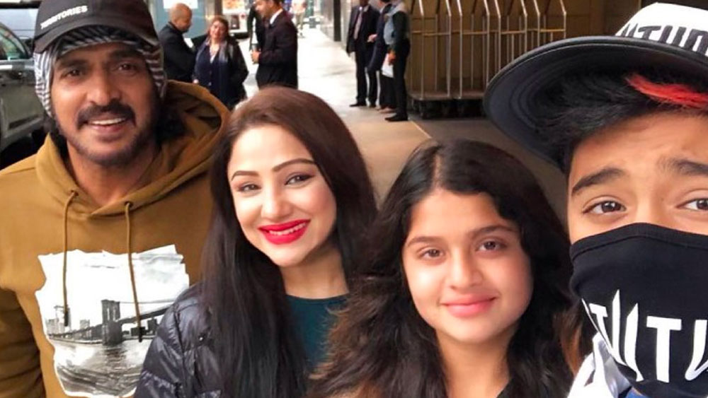 বিনোদন জগতের বাইরে উপেন্দ্রর অন্য পরিচয়ও আছে। তিনি একজন রাজনীতিক। ২০১৭-এ তিনি যোগ দেন ‘কর্নাটক প্রাজ্ঞবন্ত জনতা পক্ষ’ দলে। পরের বছরই মনোমালিন্যের জেরে দল ছেড়ে দেন। তৈরি করেন নতুন দল ‘উত্তম প্রজাকীয় পার্টি’।