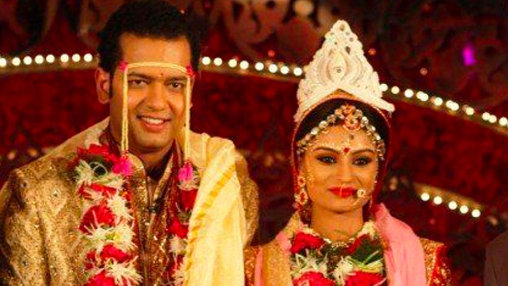 ২০১০ সালে বিজেপি নেতা প্রমোদ মহাজনের ছেলে রাহুলের সঙ্গে বিয়ে হয় ডিম্পির। সে সময় সংবাদমাধ্যমে আলোড়ন ফেলে দিয়েছিল এই বিয়ে।