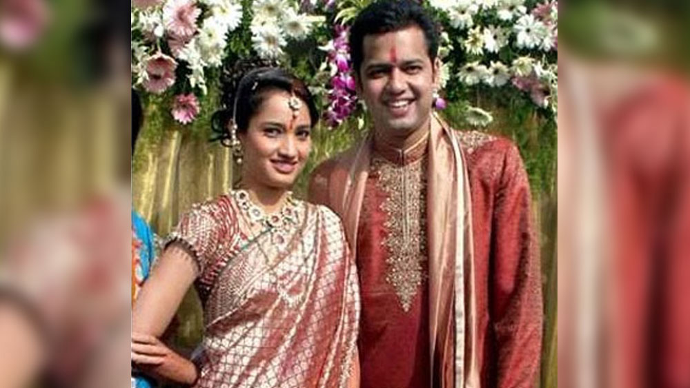 এটা ছিল রাহুলের দ্বিতীয় বিয়ে।  এর আগে তিনি ২০০৬-এ বিয়ে করেছিলেন বান্ধবী শ্বেতা সিংহকে। বিয়ের আগে ১৩ বছর ধরে শ্বেতাকে চিনতেন রাহুল। দু’জনে একসঙ্গে বিমান চালানোর প্রশিক্ষণ নিয়েছিলেন আমেরিকায়।