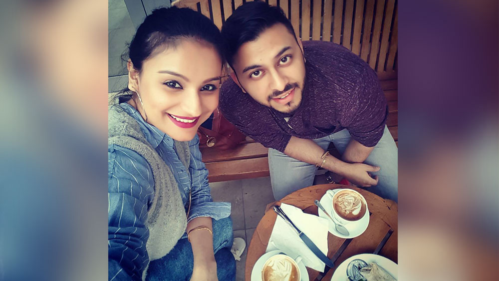 এই গসিপ নিয়ে বেশ কিছুদিন সরগরম ছিল সোশ্যাল মিডিয়া। পরিস্থিতি সামাল দিতে স্ত্রীর সম্মান রক্ষা করতে কোমর বেঁধে মাঠে নামেন রোহিত।