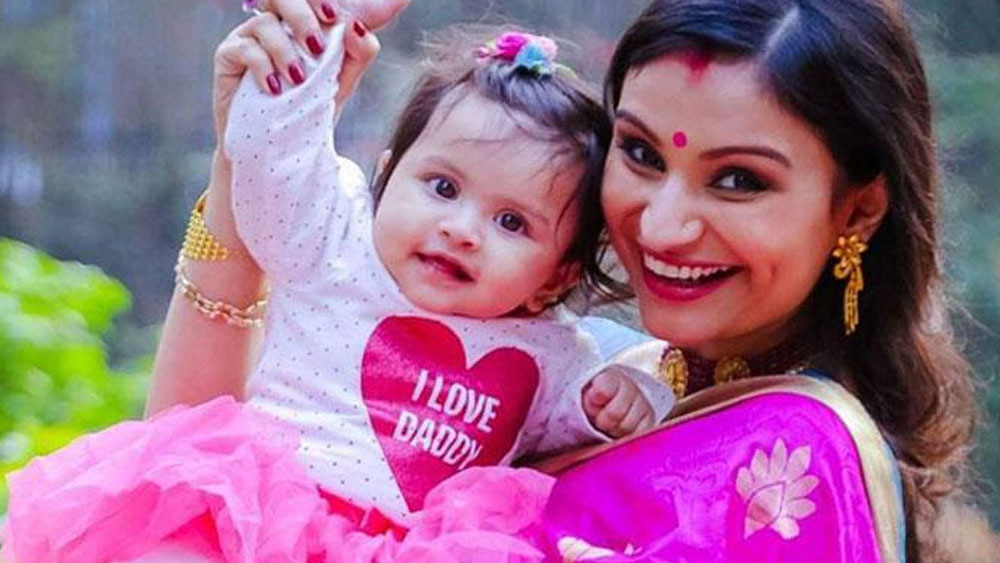 সোশ্যাল মিডিয়ায় প্রায়ই মেয়ের ছবি দেন ডিম্পি। ছোট্ট রিয়ানা নেটাগরিকদের কাছে খুবই জনপ্রিয়।