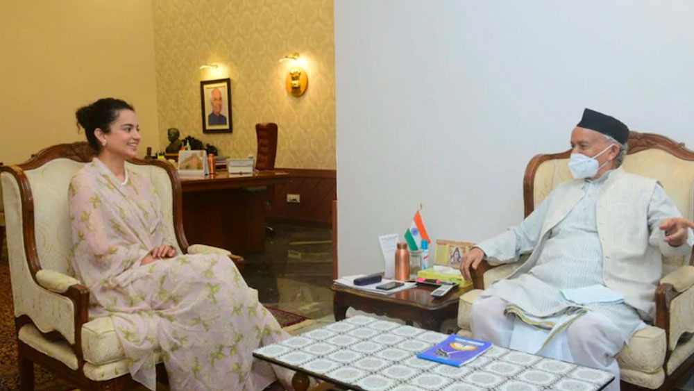 শিবসেনার সঙ্গে প্রকাশ্যে সঙ্ঘাত, রাজ্যপালের সঙ্গে সাক্ষাৎ এবং দেশ জুড়ে চলা বিতর্কের মধ্যেই মুম্বই ছাড়েন অভিনেত্রী কঙ্গনা রানাউত। কিন্তু যাওয়ার আগে টুইটে আরও একবার পাক অধিকৃত কাশ্মীরের সঙ্গে তুলনা করে যান মুম্বইকে।