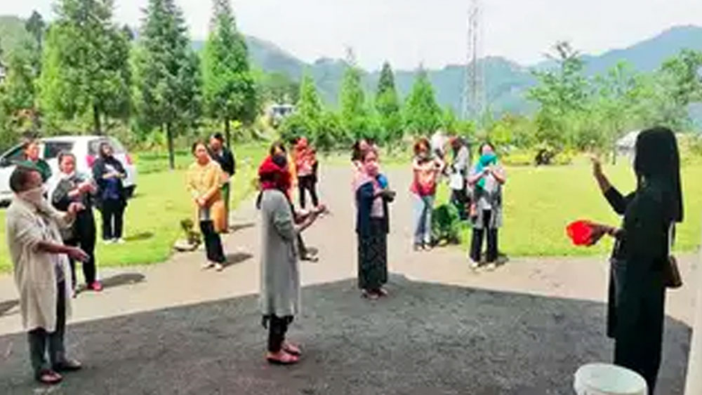 এই প্রথম বার দেশে সুখের সমীক্ষা চালানো হল। সব রাজ্য ও কেন্দ্রশাসিত অঞ্চলকে নেওয়া হয়েছিল সমীক্ষার আওতায়। সুখের উপরে কোভিডের প্রভাব, জনতার উপরে নেতাদের প্রভাব আর আম জনতার সুখের চাবিকাঠি— এ সবই সমীক্ষায় যাচাই
করা হয়েছে।