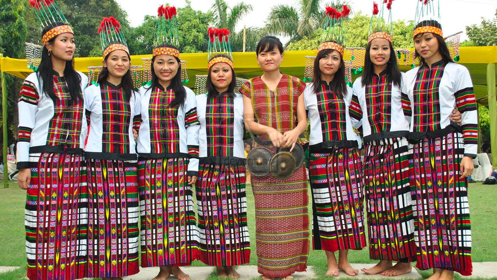 মিজো পাহাড়ে জনবসতির উল্লেখ পাওয়া যায় দেড় হাজার খ্রিস্টাব্দ থেকেই। ব্রিটিশ লেখকরা তাঁদের উল্লেখ করেছেন ‘কুকি’ বলে।  ব্রিটিশ শাসনের আগে ছোট ছোট স্বশাসিত গ্রামে বিভক্ত ছিল মিজো-রা। প্রত্যেক গ্রামের শাসন চলত মোড়লের কথায়। সমাজের অভিজ্ঞ এবং প্রবীণ মানুষই মোড়ল হতেন। তবে প্রতিবেশী জনপদ এবং দেশের রাজাদের প্রভাব ছিল মোড়লদের শাসনে।