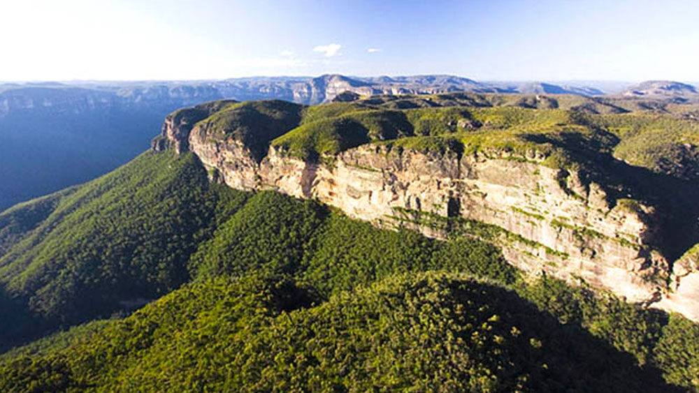 ৮১৪২ বর্গমিটার আয়তনের মিজোরাম দেশের পঞ্চম ক্ষুদ্রতম রাজ্য। উত্তরদিকে একে ঘিরে আছে মণিপুর, অসম এবং ত্রিপুরা। দক্ষিণ দিকে মিজোরামের সীমানা বরাবর বিস্তৃত দুই পড়শি দেশ, মায়ানমার ও বাংলাদেশ। মিজো পাহাড়ের সর্বোচচ শৃঙ্গ ফংপুই লাং-কে (উচ্চতা ২১৫৭ মিটার) বলা হয় ‘নীলপাহাড়’ বা ‘ব্লু মাউন্টেন’।