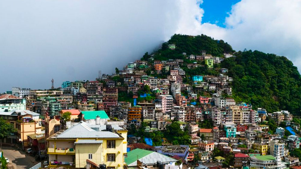 অতীতে পরাজিত বিপক্ষের মাথা শিকার করার মধ্য়ে উল্লাস খুঁজে পাওয়া এই জনপদই দেশের অন্যতম সুখী রাজ্য। বলছে, 
 সমীক্ষার ফল। অথচ গত এক বছরে রাজ্যে অসন্তোষের কারণ কম নয়। নাগরিকত্ব আইন সংশোধনীর বিরুদ্ধে আন্দোলনে
রাস্তায় নেমে প্রকাশ্যে ‘হ্যালো চায়না, বাই বাই ইন্ডিয়া’ স্লোগান-পোস্টার উঁচিয়ে মিছিল করেছেন মিজোরা।