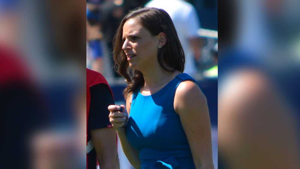 সাংবাদিকতা নিয়ে পড়াশোনার পরে নেরোলি-র কেরিয়ার শুরু ২০০৬-এ। পারথ রেডিয়ো স্টেশনের সপ্তাহান্তের ক্রীড়া অনুষ্ঠানের তিনি ছিলেন প্রযোজক।