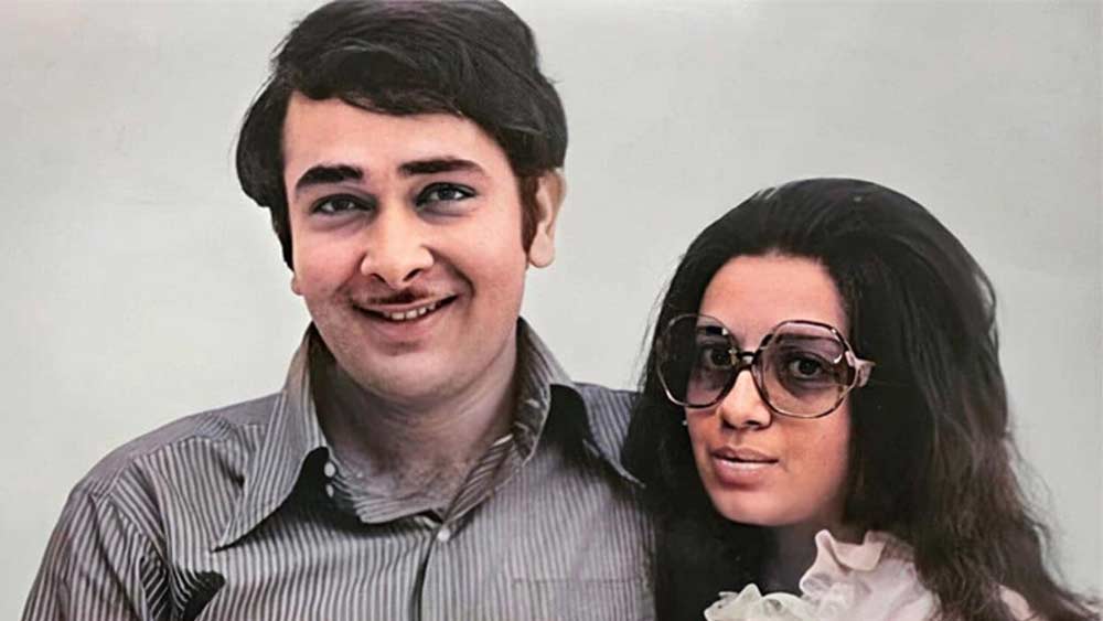 রণধীরের মদের নেশা বাড়তে তাকে আবারও। কেরিয়ারেও বাধা পড়ছিল। সব ছবিই ফ্লপ হতে থাকে তাঁর। দুই মেয়েকে নিয়ে একাই থাকতে শুরু করেন নায়িকা। ১৯ বছর আলাদাই ছিলেন ছিলেন দুজনে। তবে রণধীর নিয়ে নিজের চিন্তাভাবনা মেয়েদের উপরে চাপিয়ে দেননি কখনও।